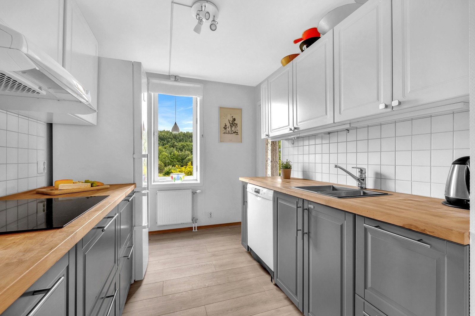 Her har du rikelig med skap- og benkeplass, perfekt for deg som liker å lage mat. Galleribilde