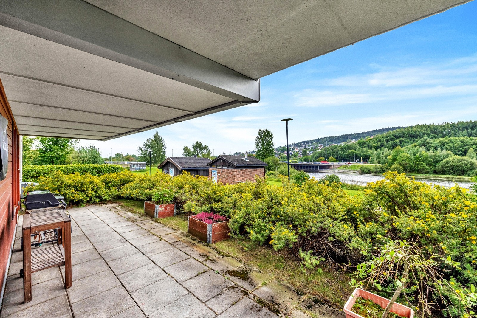 Leiligheten har en solrik terrasse med fint utsyn mot Nitelva og fellesområdene. Galleribilde