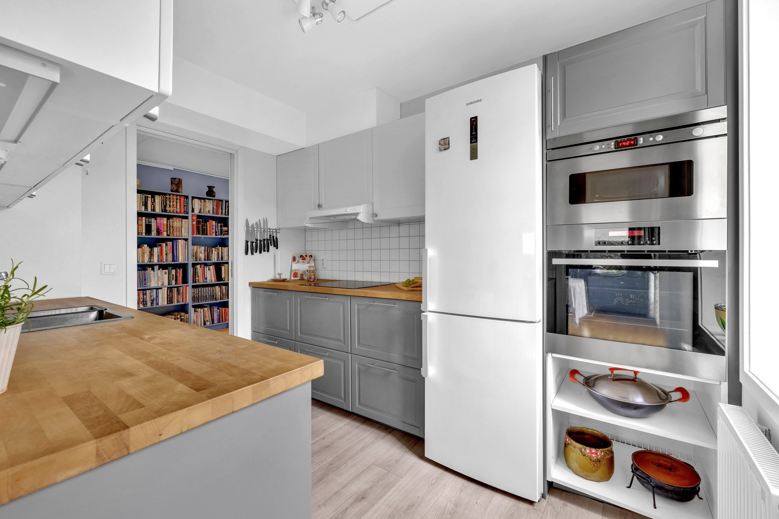 Leiligheten har frittstående hvitevarer. Galleribilde