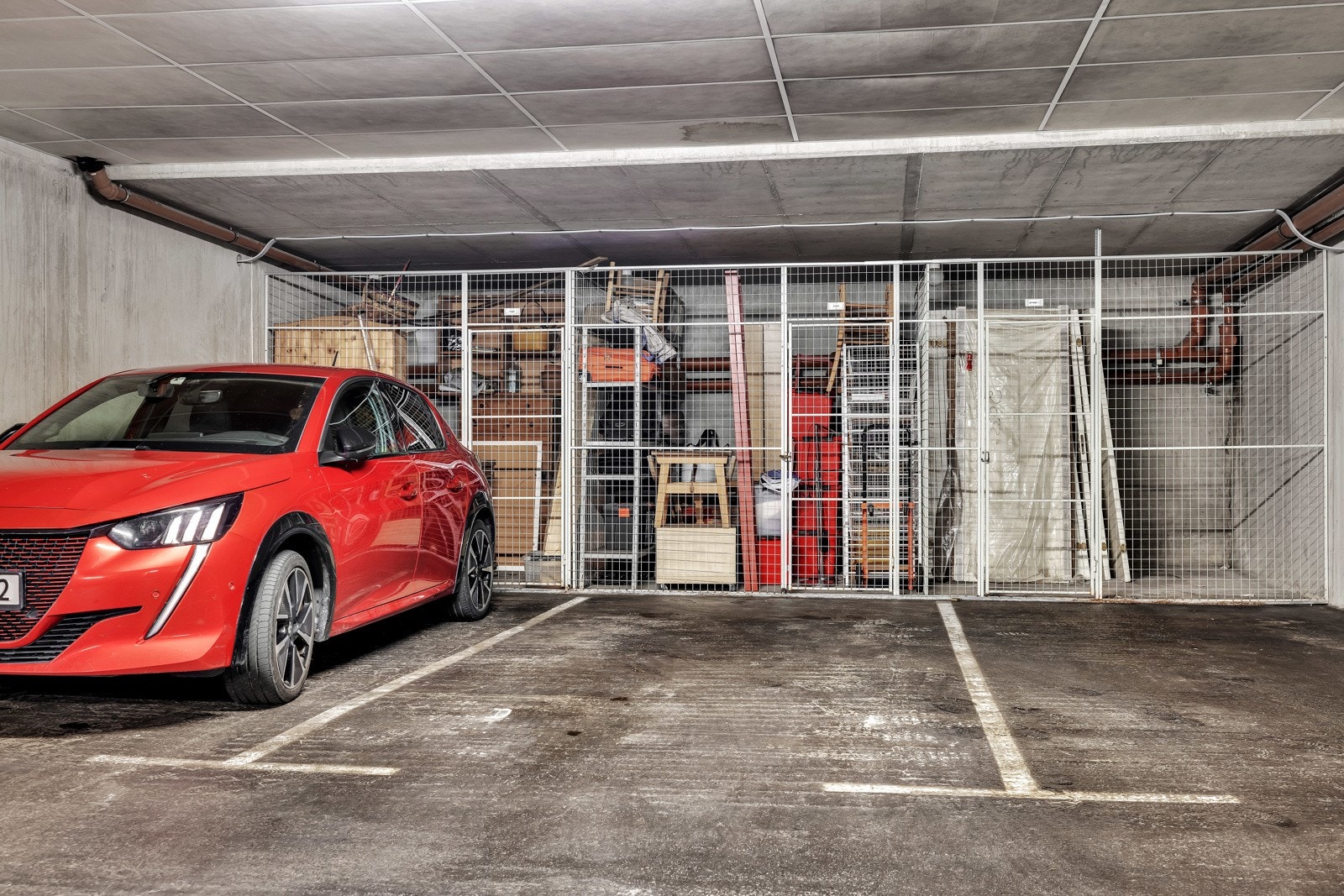 Leiligheten disponerer to parkeringsplasser i felles garasjeanlegg. Galleribilde