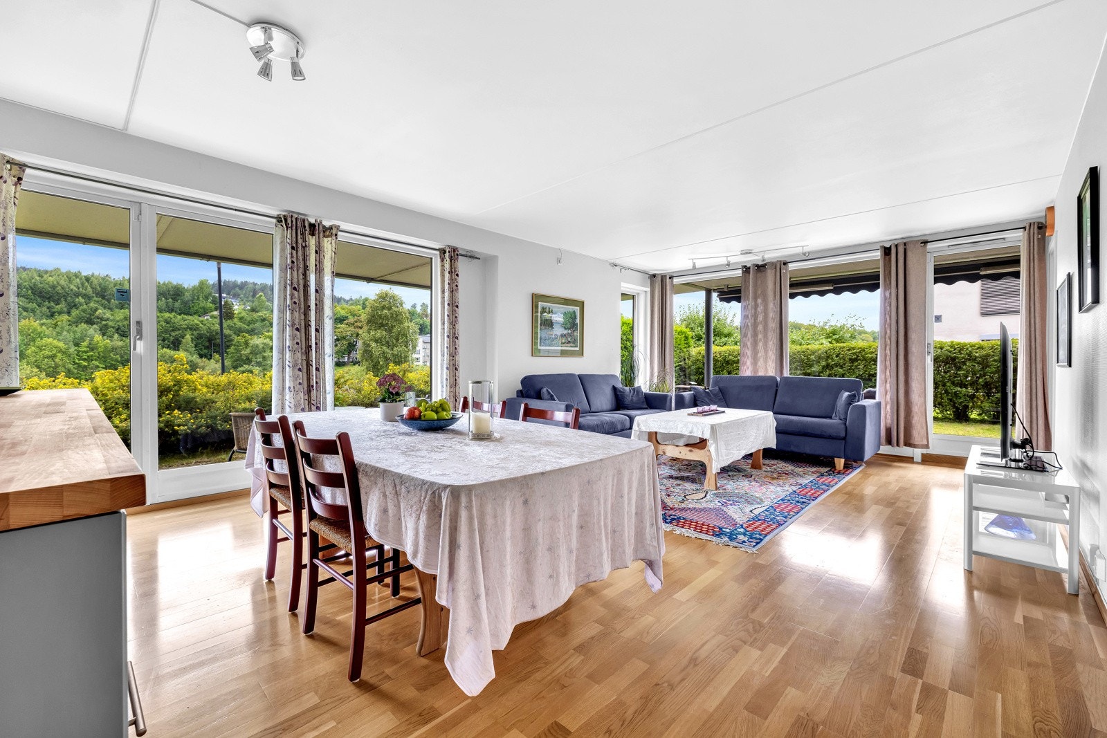 Inne i leiligheten finner du en romslig stue med plass til diverse møbler slik som sofa, stuebord, tv og benk. Galleribilde