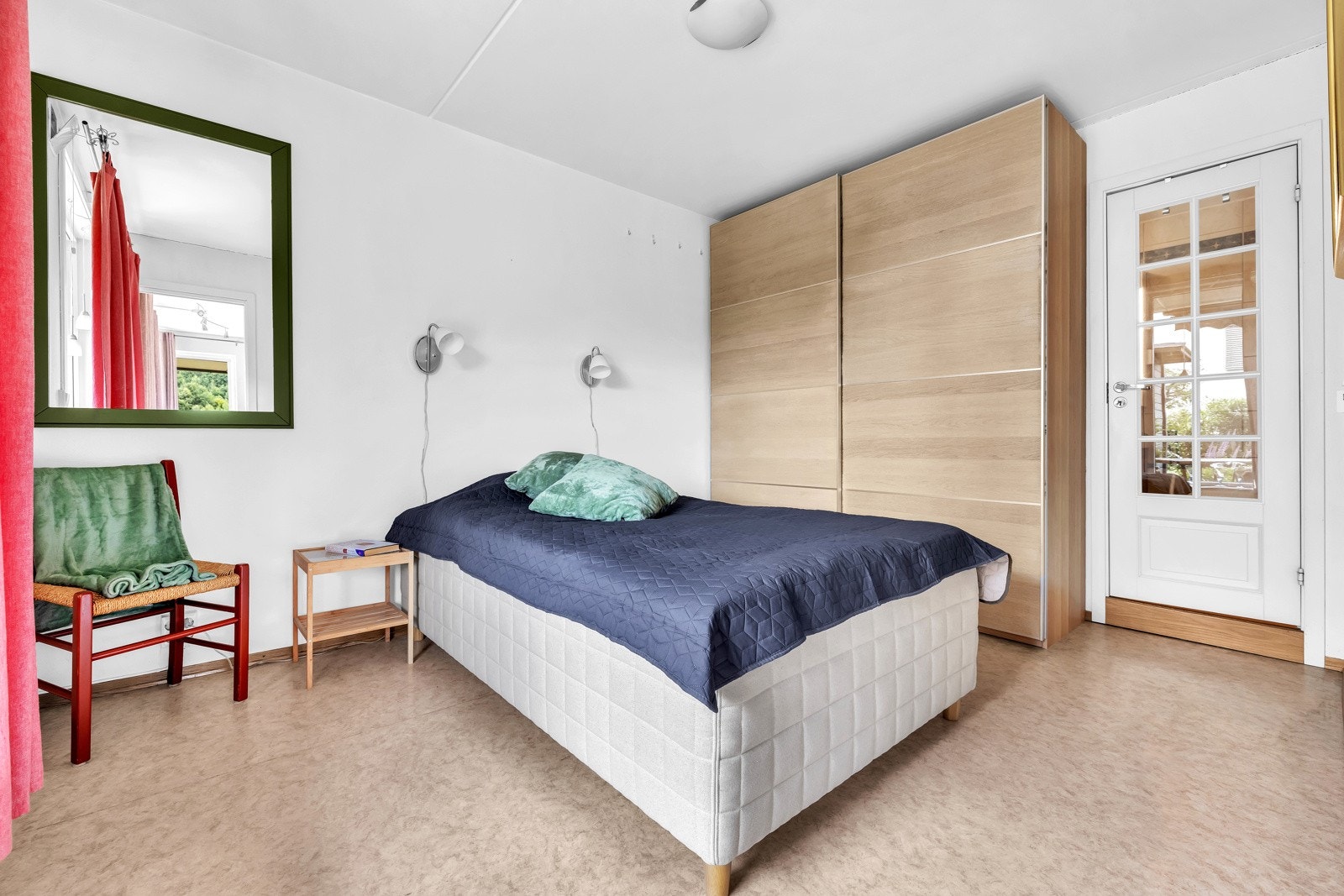 Her har du god plass til garderobeskap på soverommet. Galleribilde