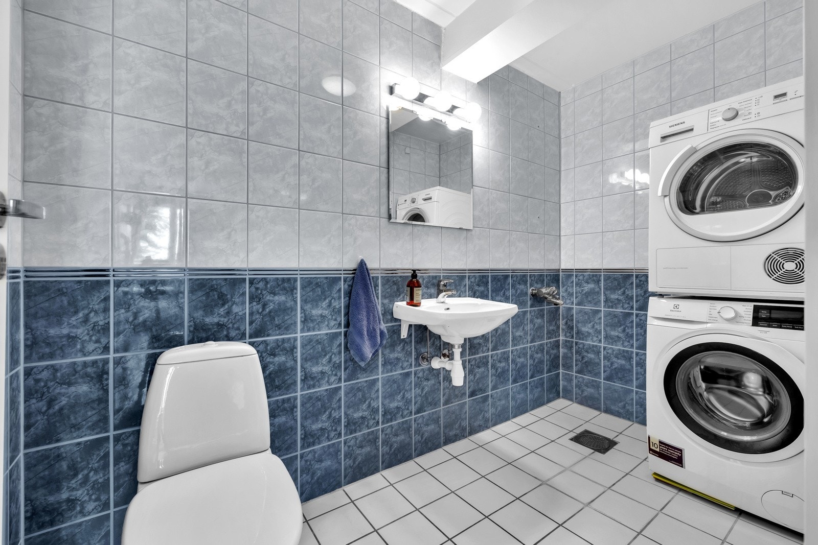 Leiligheten har to flislagte bad med gulvvarme. Her har du toalett, vask og opplegg for vaskemaskin og tørketrommel. Galleribilde