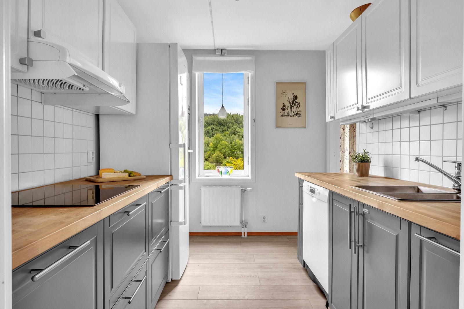 Separat kjøkken med tidløse fronter. Galleribilde