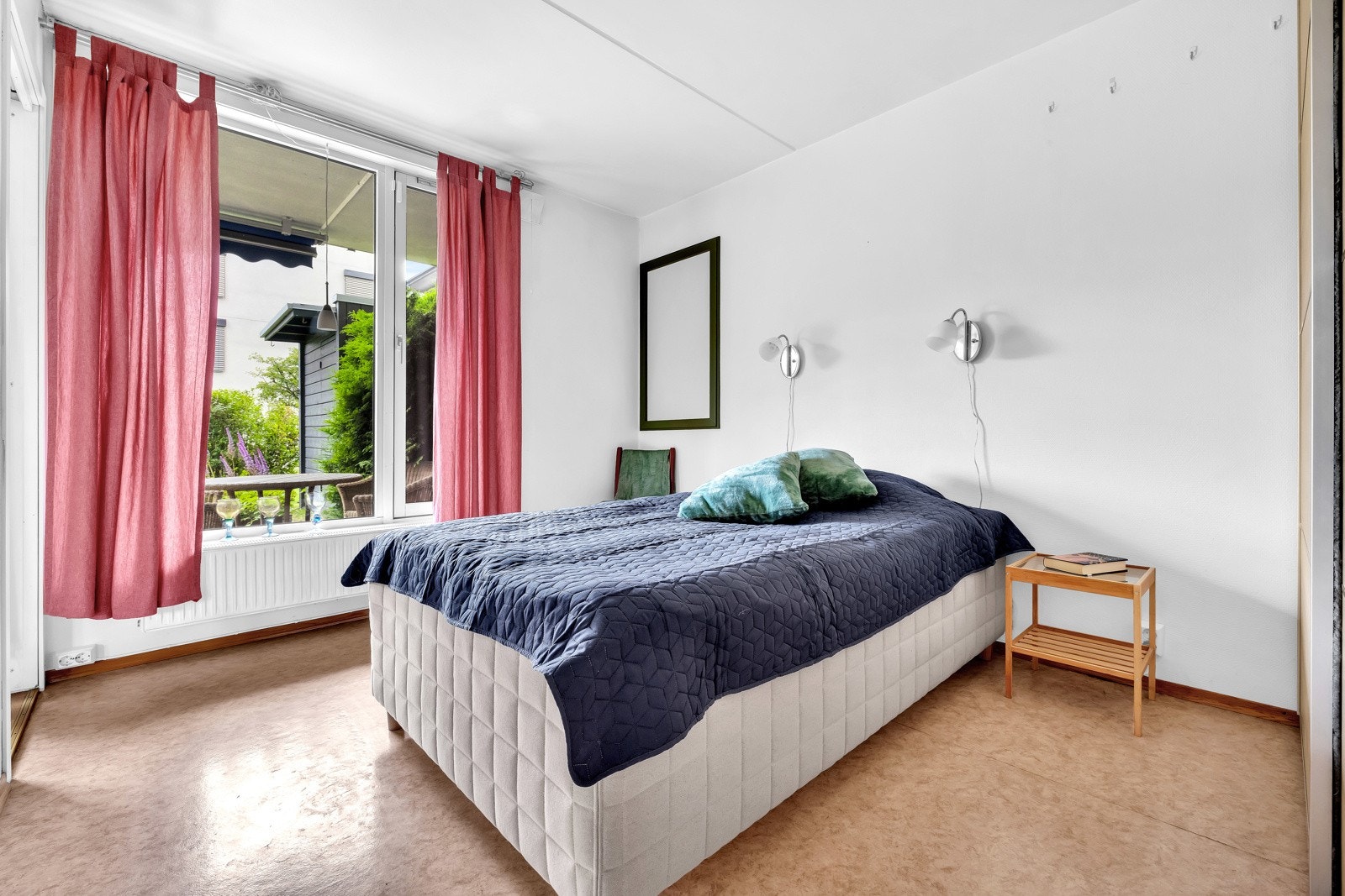 Flott hovedsoverom av god størrelse med plass til stor seng, nattbord og garderobeskap. Galleribilde