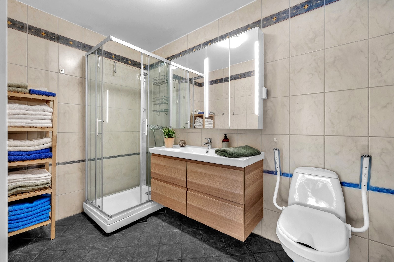 Bad nr. 2 er flislagt og har dusjkabinett, baderomsinnredning og toalett. Galleribilde