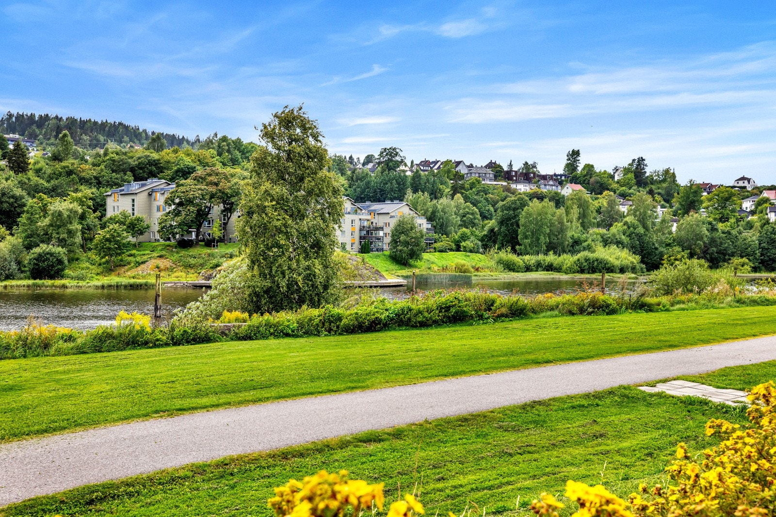 Her har du hyggelig utsyn mot Nitelva og hyggelige turstier ligger rett utenfor døren. Galleribilde