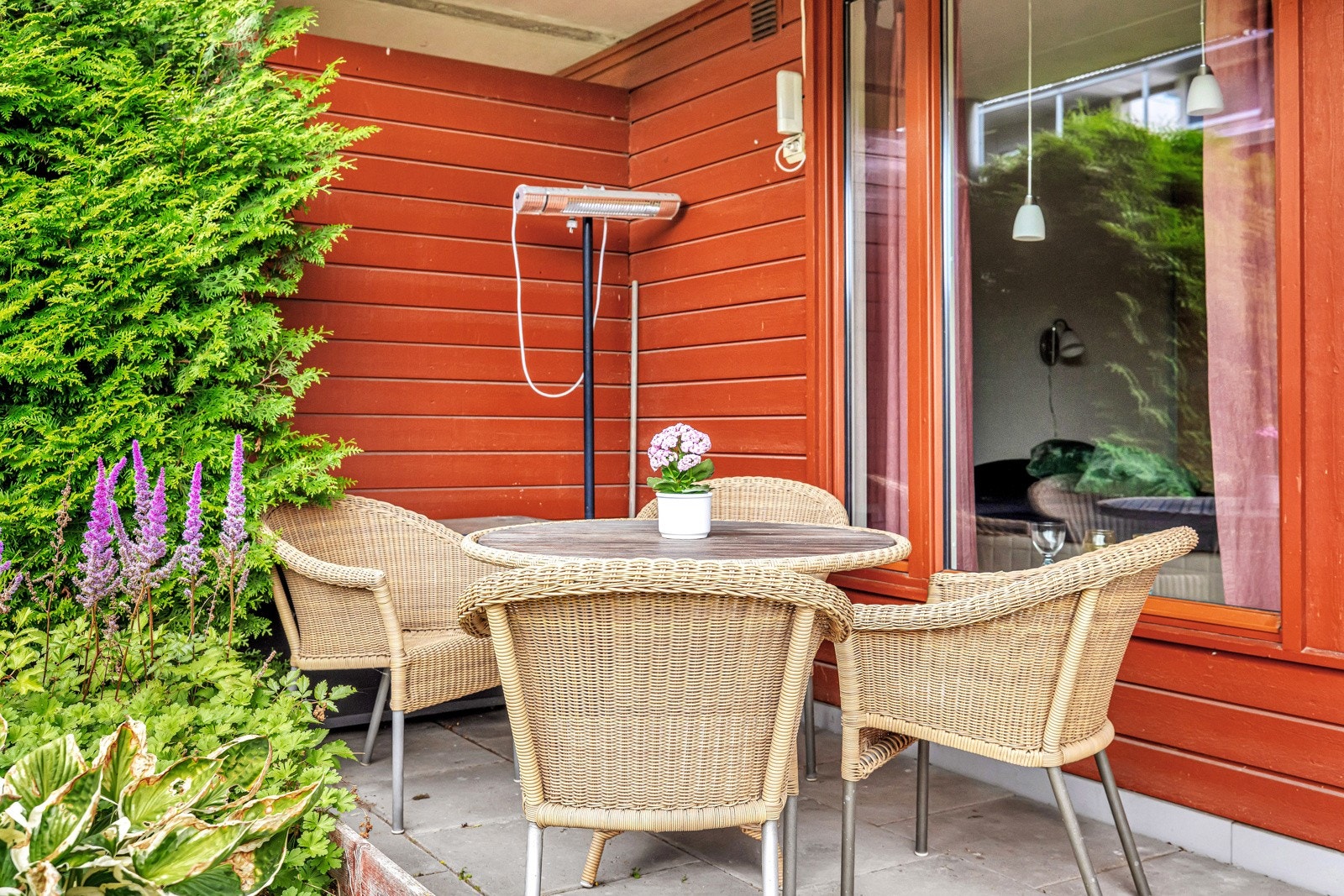 Perfekt sted til å kunne nyte solrike dager eller hyggelige grillmiddager. Galleribilde