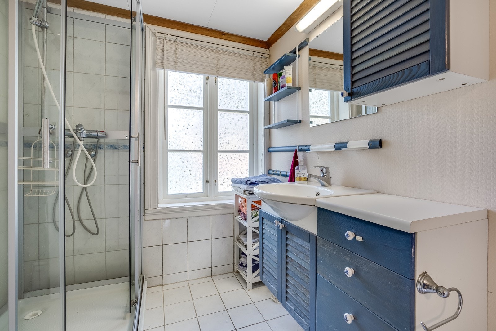 Badet har flislagt golv og veggar i våtsone Galleribilde