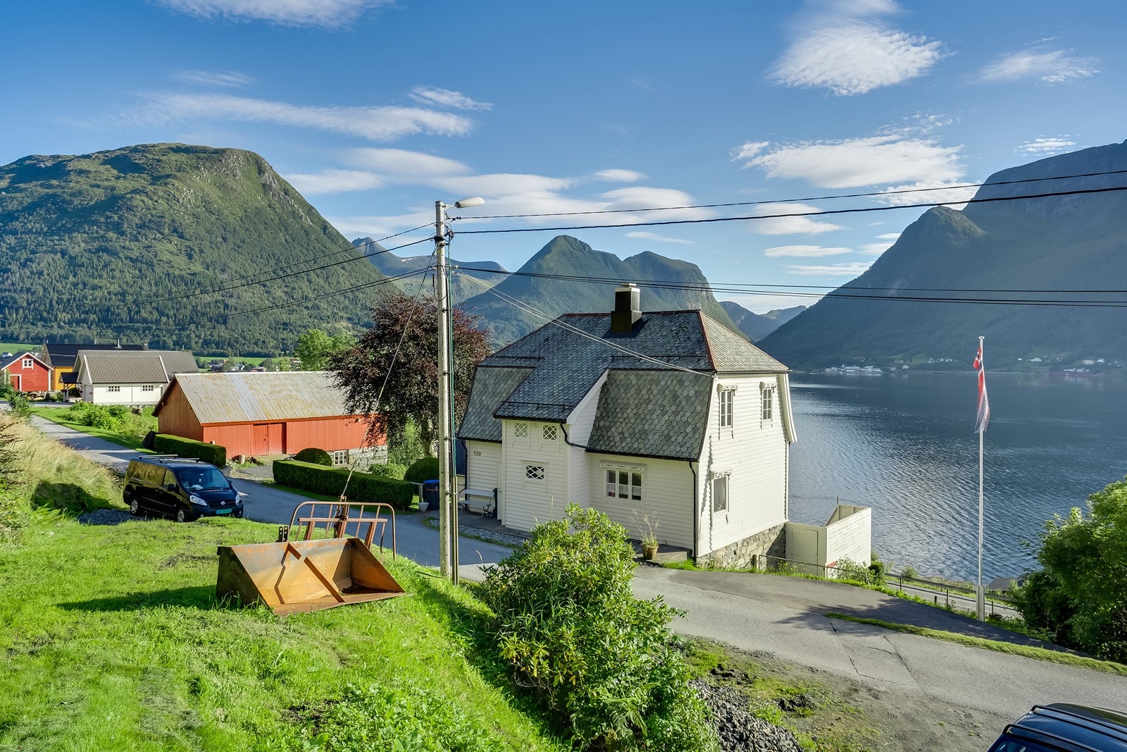 Eigedomen ligg fint til med flott utsikt over Syvdsfjorden som er ein fiskerik fjord. Kort veg til flotte naturopplevingar både på fjell og i fjøre Galleribilde