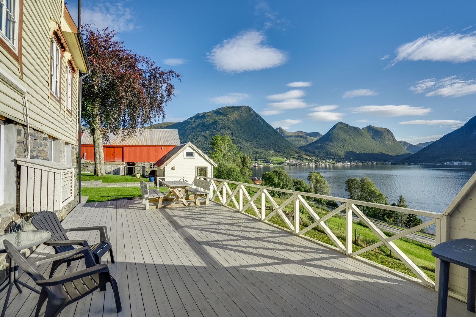 Frå terrassen har ein flott utsikt mot Syvde sentrum, Syvdsfjorden og dei mektige fjella ikring Galleribilde