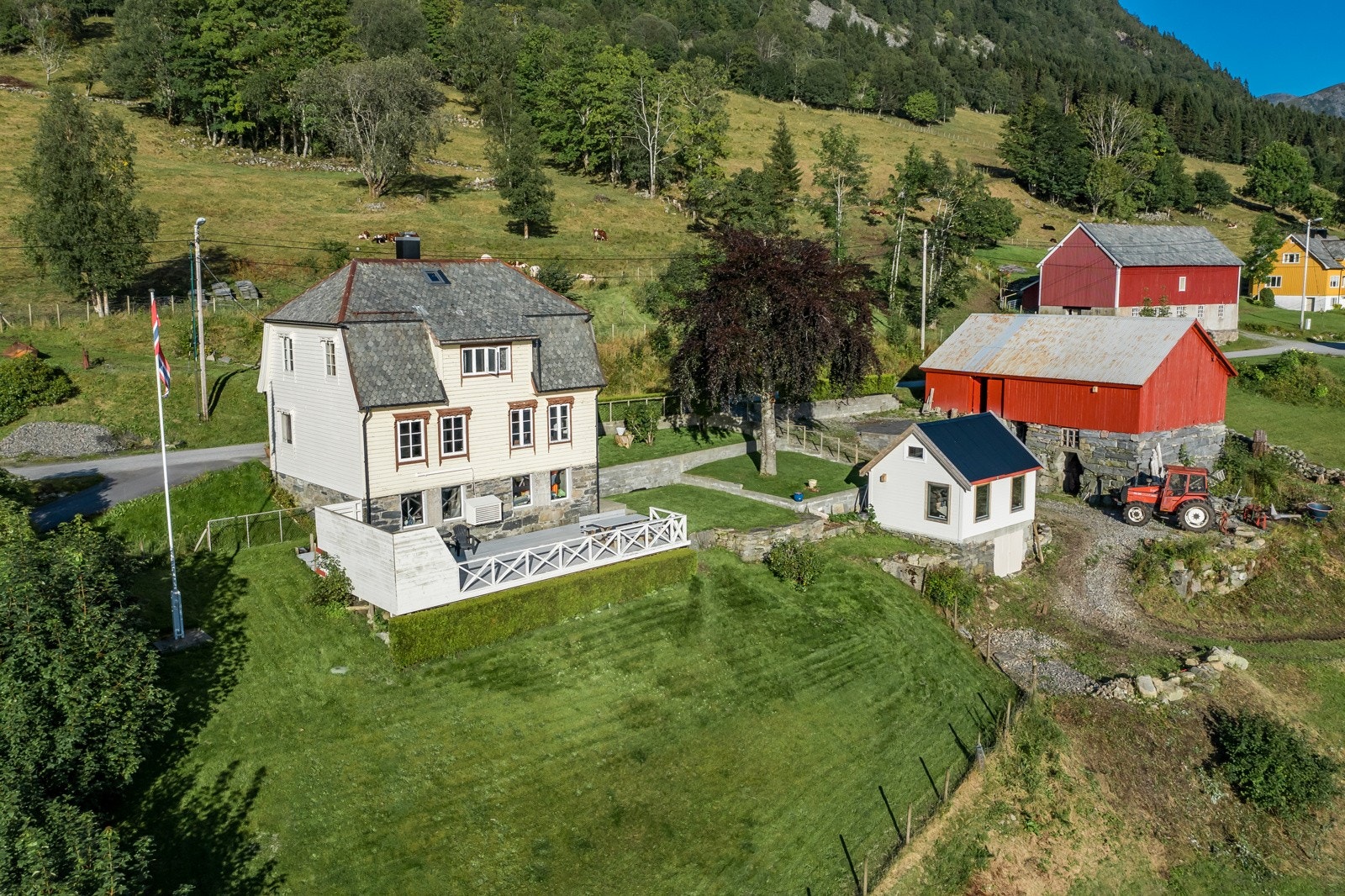 Med både naust i fjøra og jaktrett på hjort har denne eigedomen mykje av det ein drøymer om med eit småbruk Galleribilde