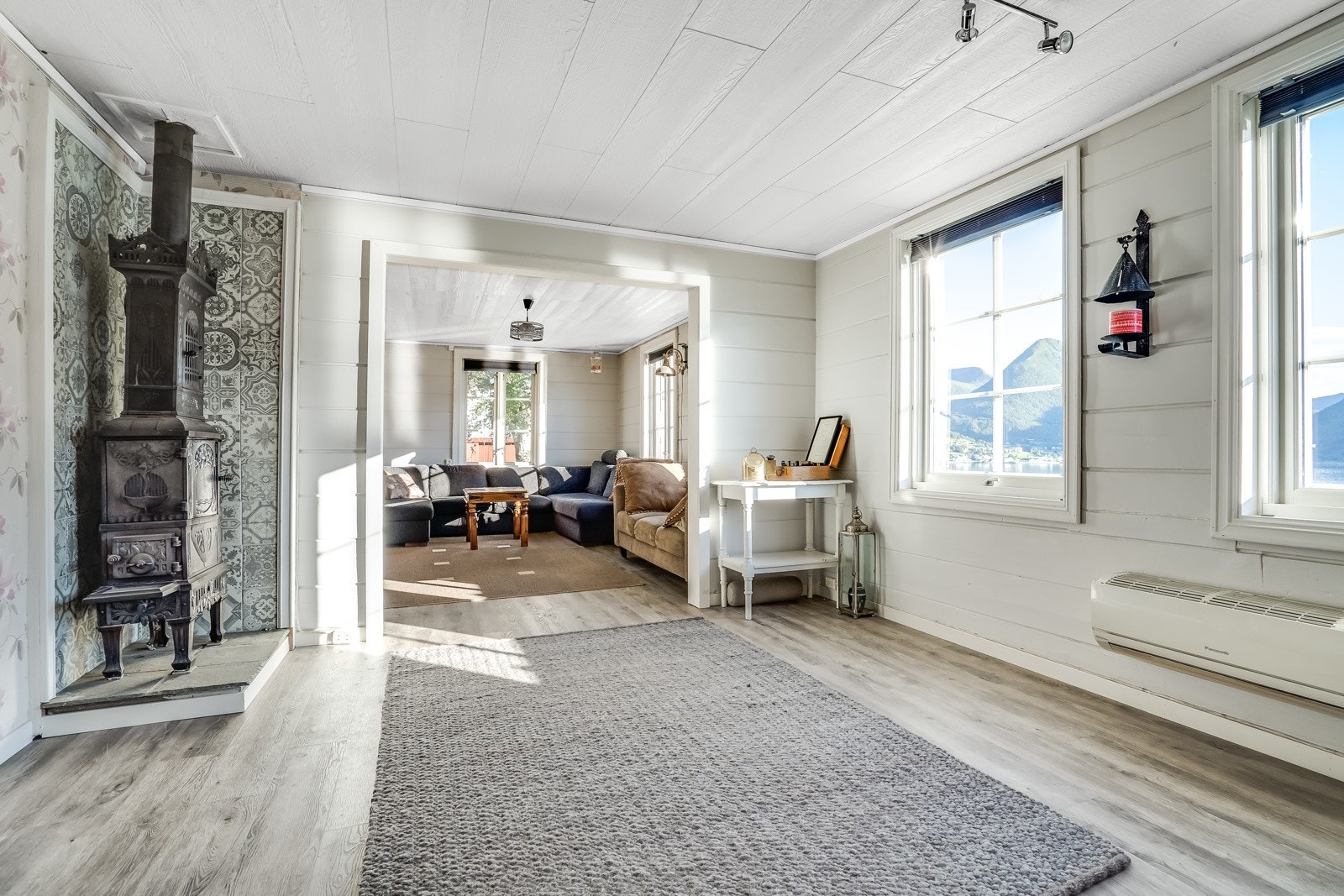 Vindauga slepp inn den flotte naturen på ein fin måte Galleribilde