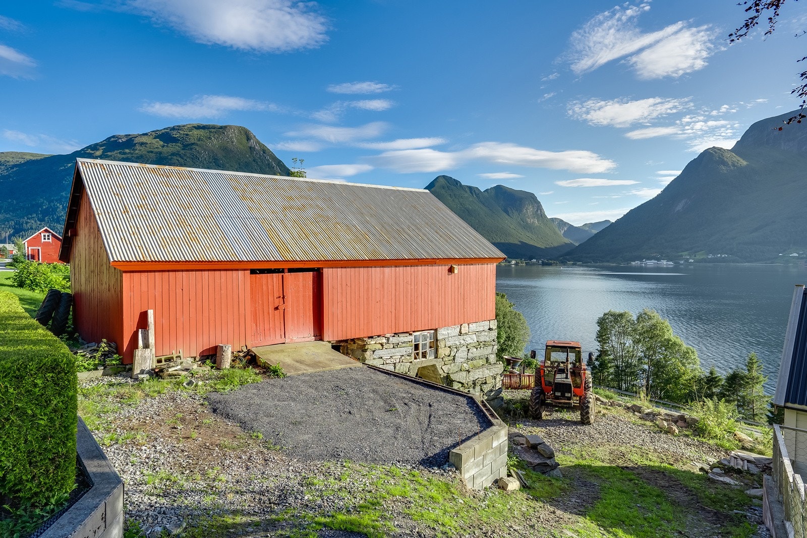 Det tidlegare driftsbygget er i dag nytta som lager Galleribilde