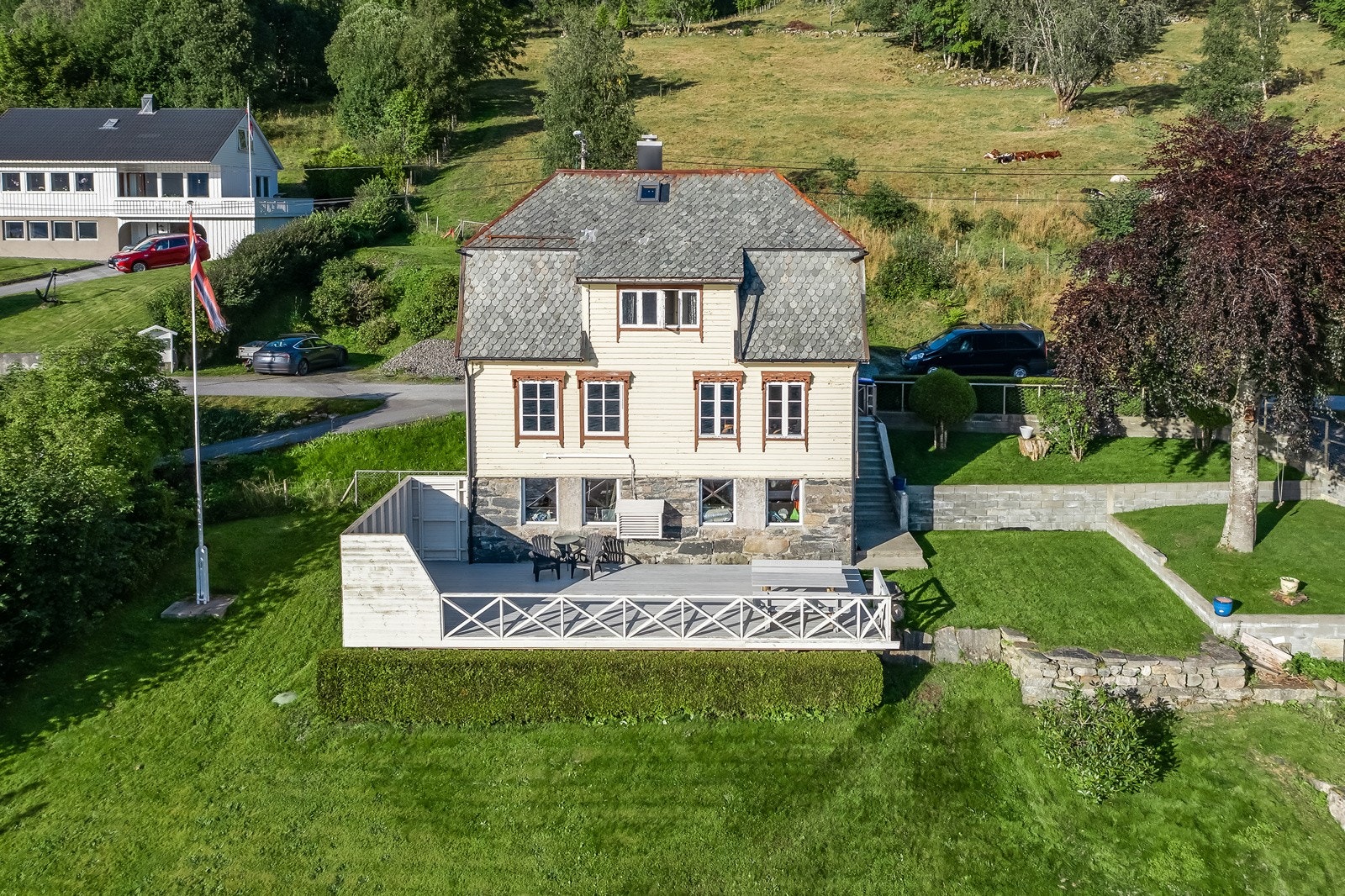 Bustaden framstår som velhalden og er seinare år ein del oppgradert Galleribilde