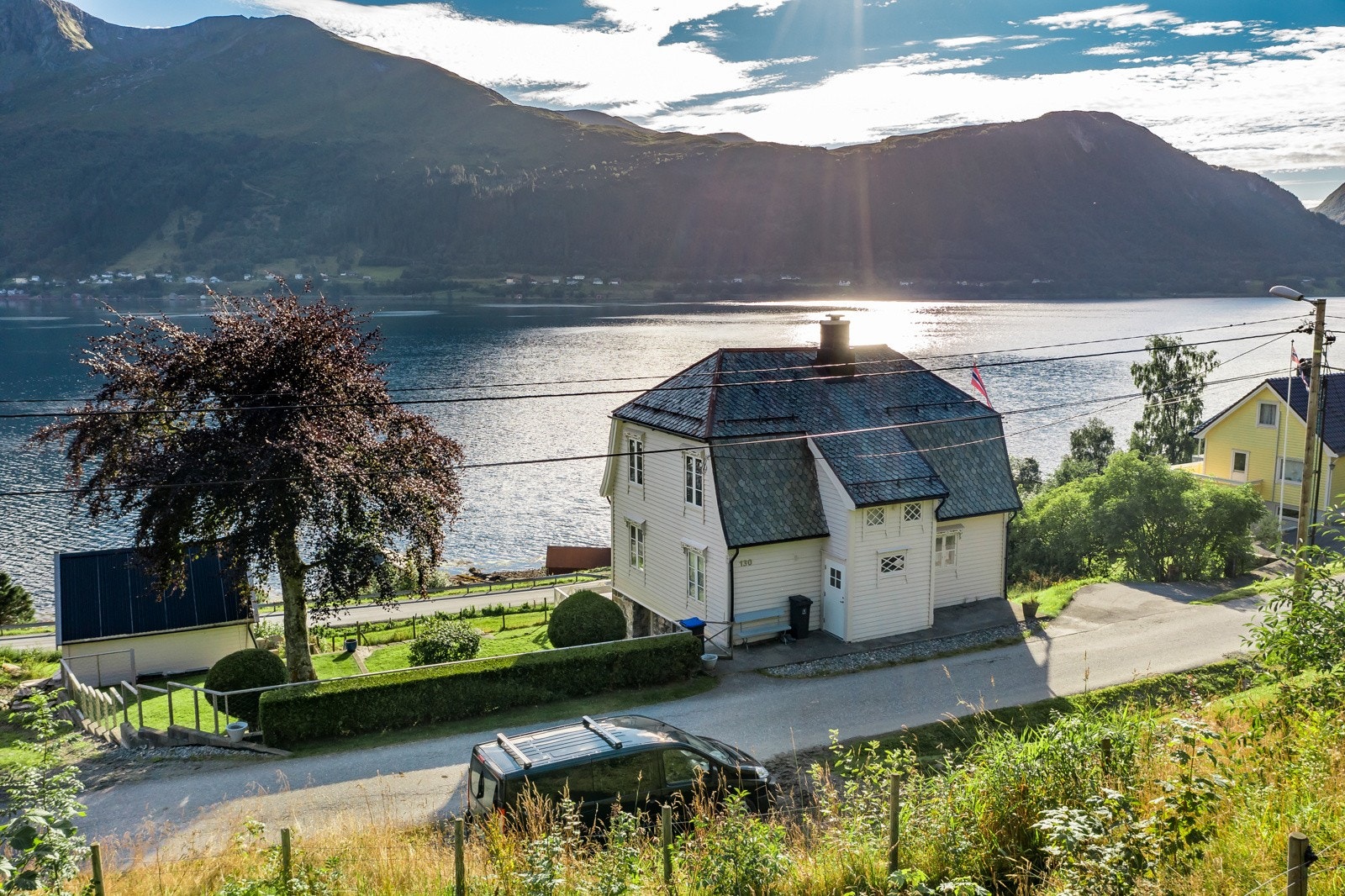 Eigedomen ligg fint til med fantastisk fjordutsikt Galleribilde