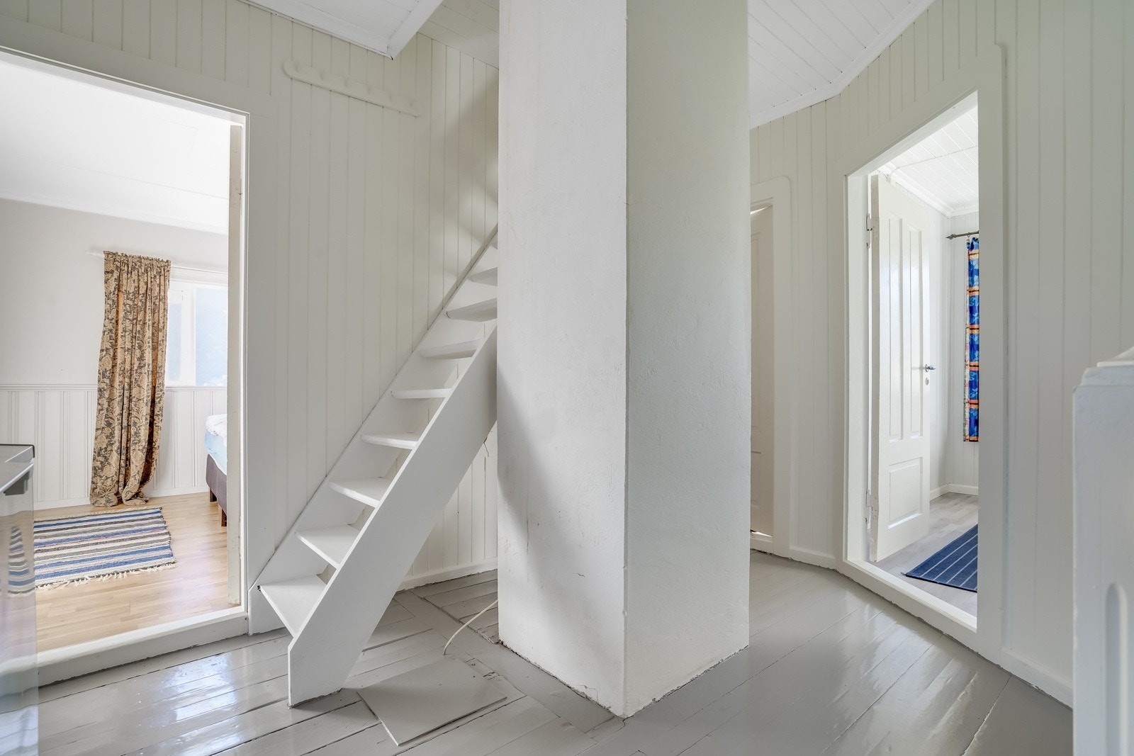 I andre høgda har ein gang, wc og 5 soverom. Trapp til lagerloft Galleribilde