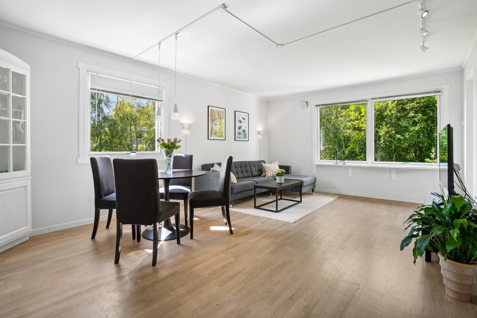 Boligens stue er luftig og byr på flere innredningsmuligheter. Galleribilde