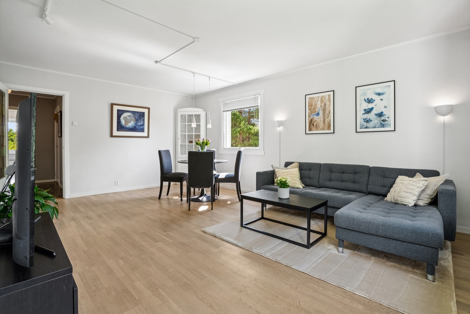I det åpne rommet er det også plass til en spisegruppe hvor venner og familie kan samles for et hjemmelaget måltid. Galleribilde