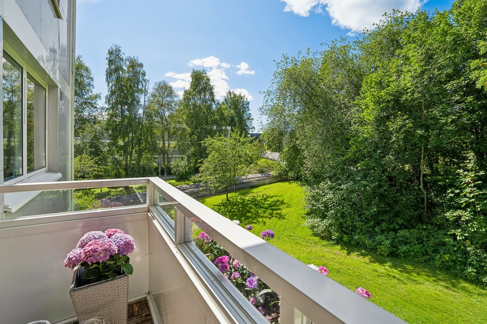 Fra balkongen kan solen nytes med flott utsyn over grøntarealer. Galleribilde