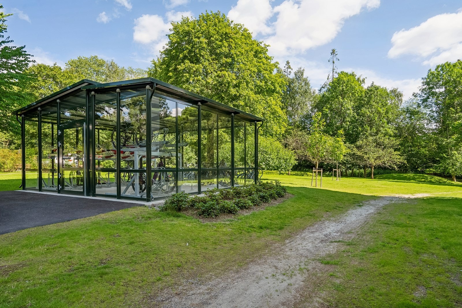 Borettslaget har sykkelparkering med lademuligheter for 110kr/mnd. Galleribilde