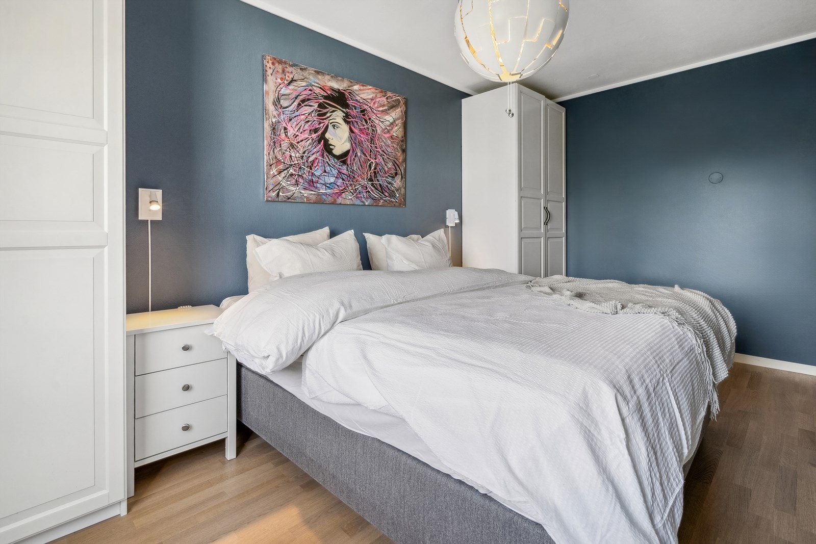 Her er det gode lagringsmuligheter i garderobeskap. Galleribilde