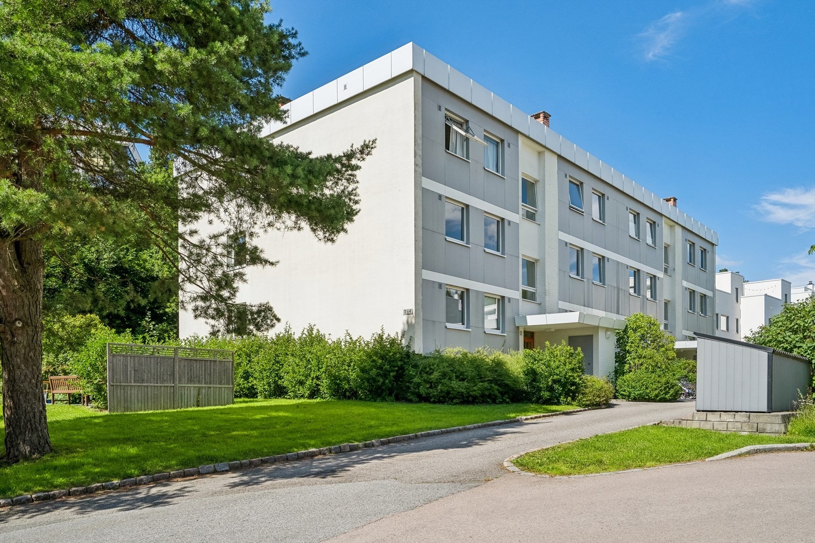 Eiendommen har en skjermet beliggenhet i et attraktivt, sentralt og veletablert område på Vestre Holmen. Galleribilde