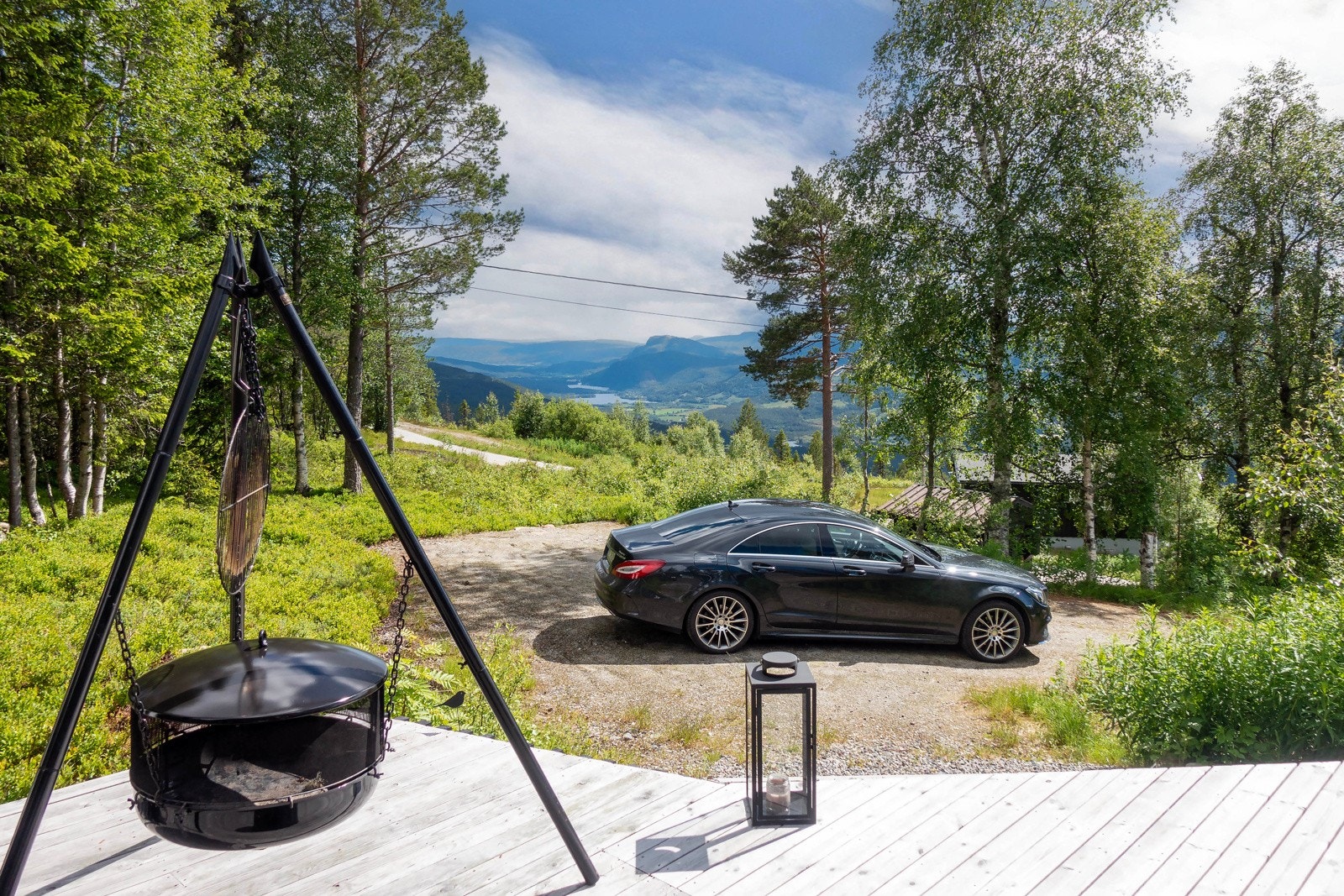 Det er plass til 2-3 biler på egen gruslagt gårdsplass. Galleribilde