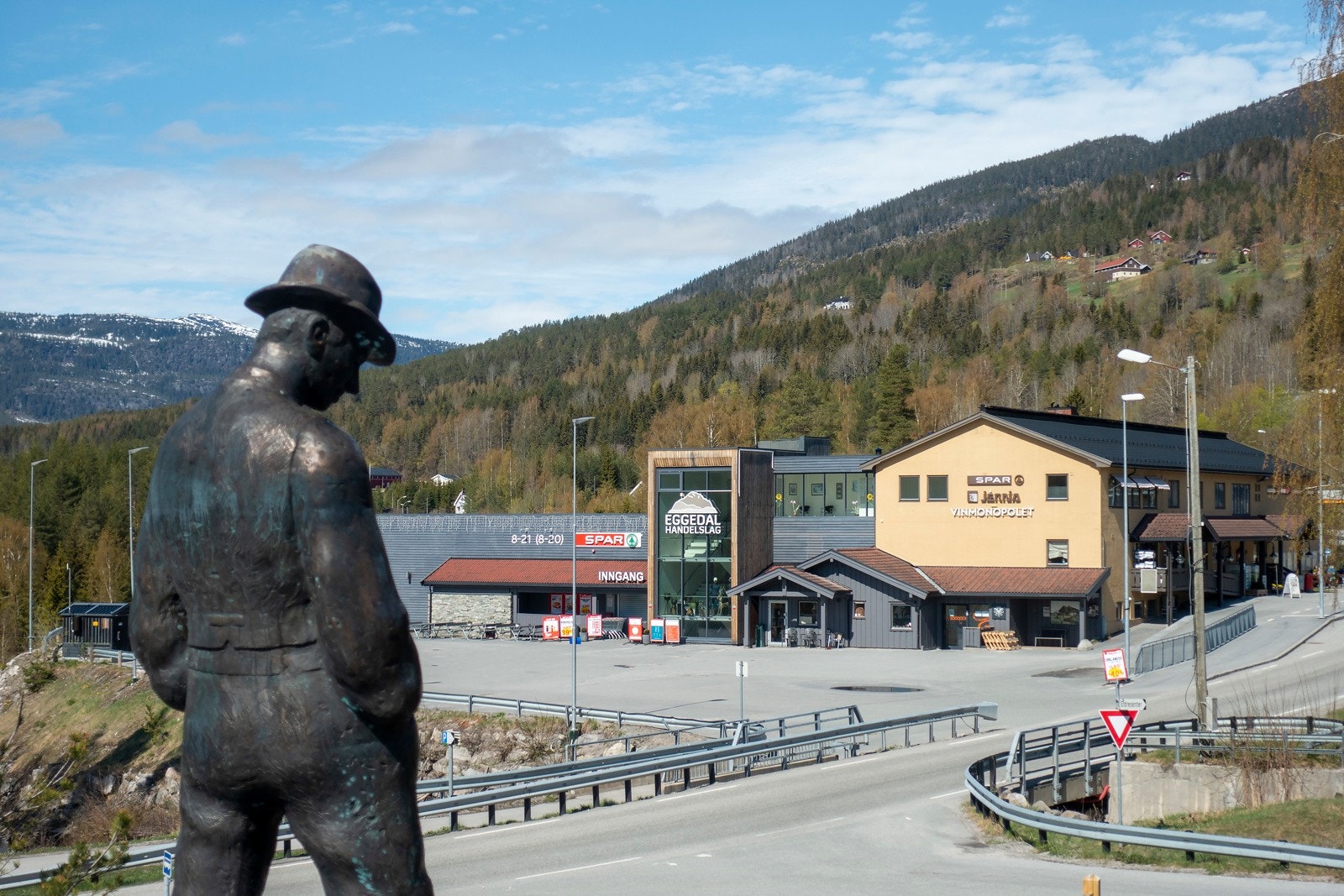 Dagligvarehandelen kan gjøres på blant annet Spar Eggedal, Spar Prestfoss og Kiwi Noresund. I tillegg til Spar, ligger Jernia, XL-Bygg, Vinmonopolet og en koselig kafé i Eggedal sentrum. Galleribilde