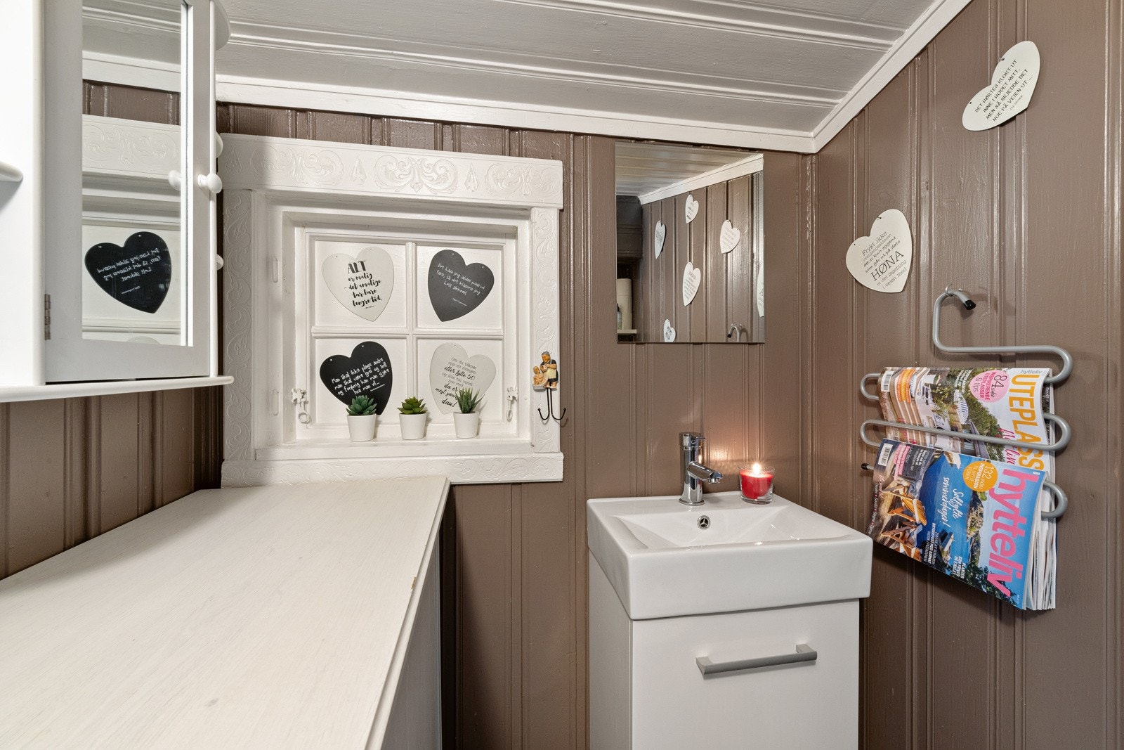 På toalettrommet er det hvitmalt panel i skråhimling, malte vegger i en lun sandfarge og gulvbelegg. Vann og avløp er frakoblet Galleribilde