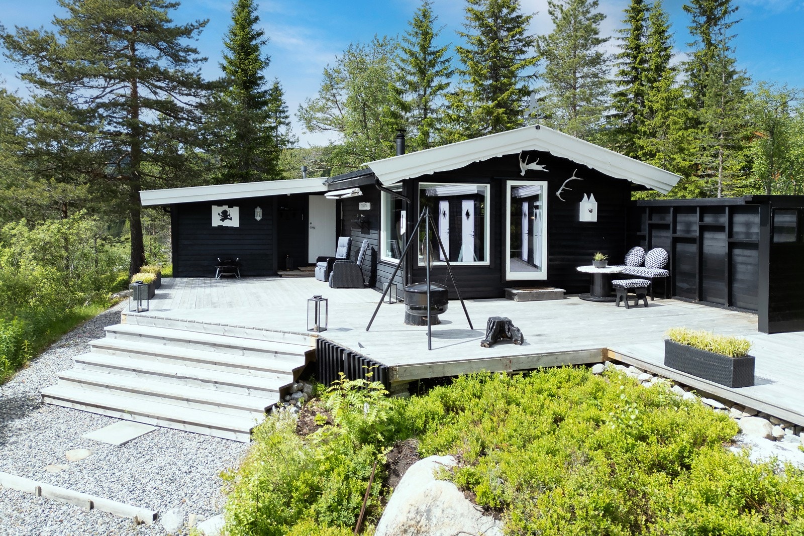 Fritidsboligen ligger flott til i terrenget, usjenert og lunt, men samtidig med fantastisk utsikt utover dalen, mot Solevatnet og videre nedover mot Soneren. Galleribilde