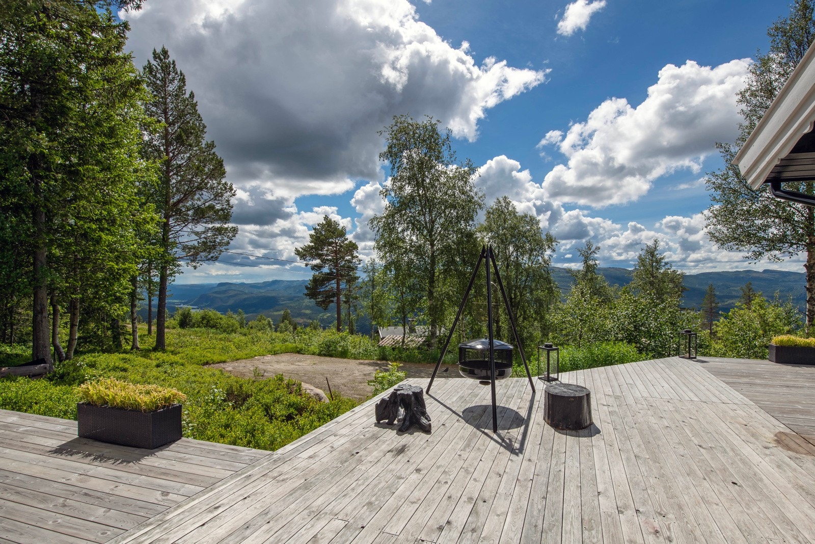 Fra Sleggebergveien og opp til hytta ble det etablert ny, privat gruslagt vei i 2017. Galleribilde