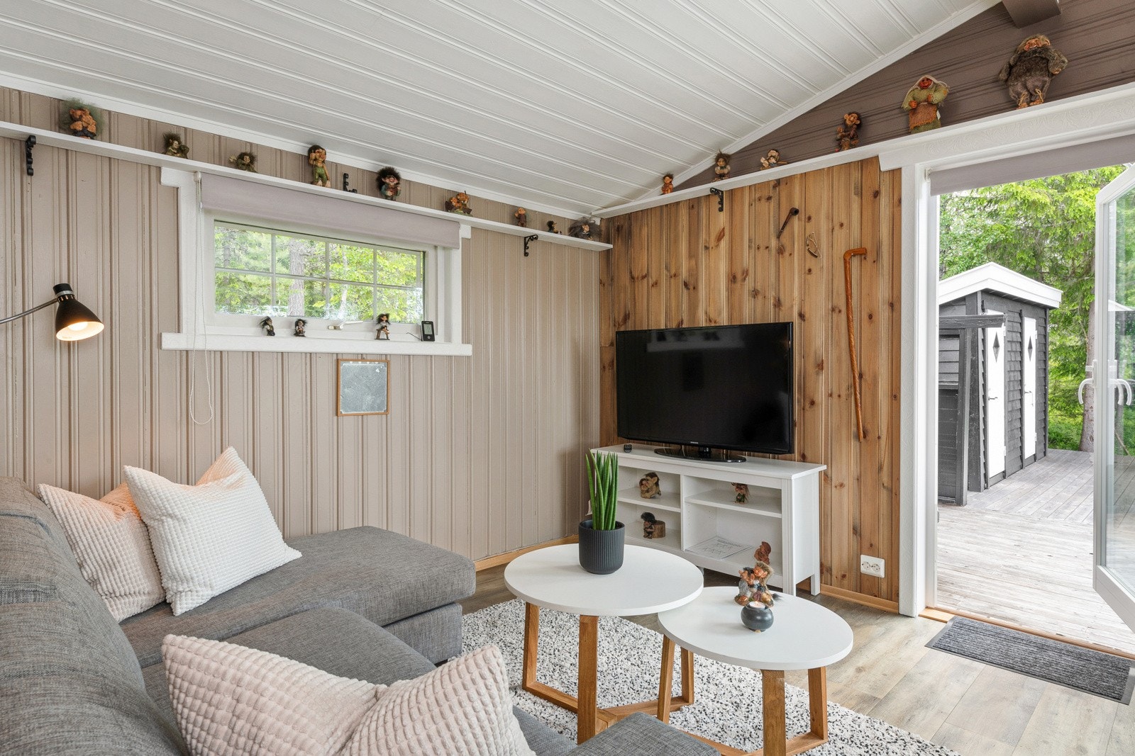 Dette er en velholdt hytte på ett plan, i tradisjonell stil. Hytta ligger usjenert til med umiddelbar nærhet til turterreng, fiskevann og oppkjørte skiløyper. Galleribilde