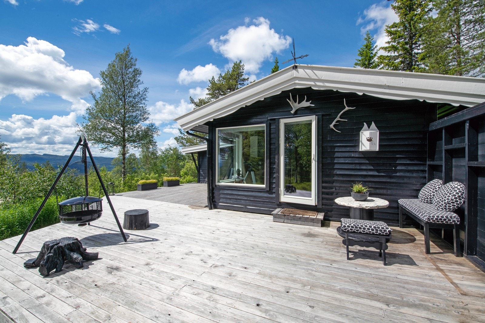 I tilknytning til inngangspartiet ble det i 2017/18 bygget en herlig terrasse på ca. 59 kvm og utformingen danner gode møbleringsmuligheter. Galleribilde