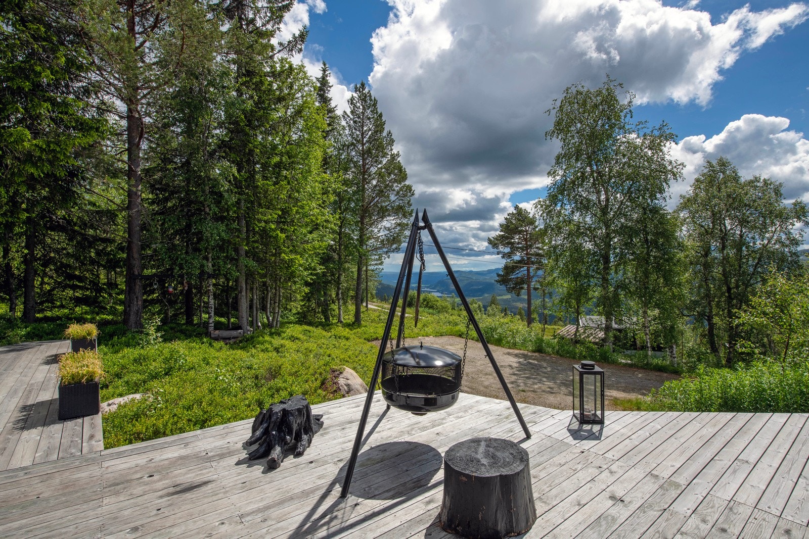 Terrassen har tredekke, levegg på én side og markise for de solfylte dagene. Galleribilde
