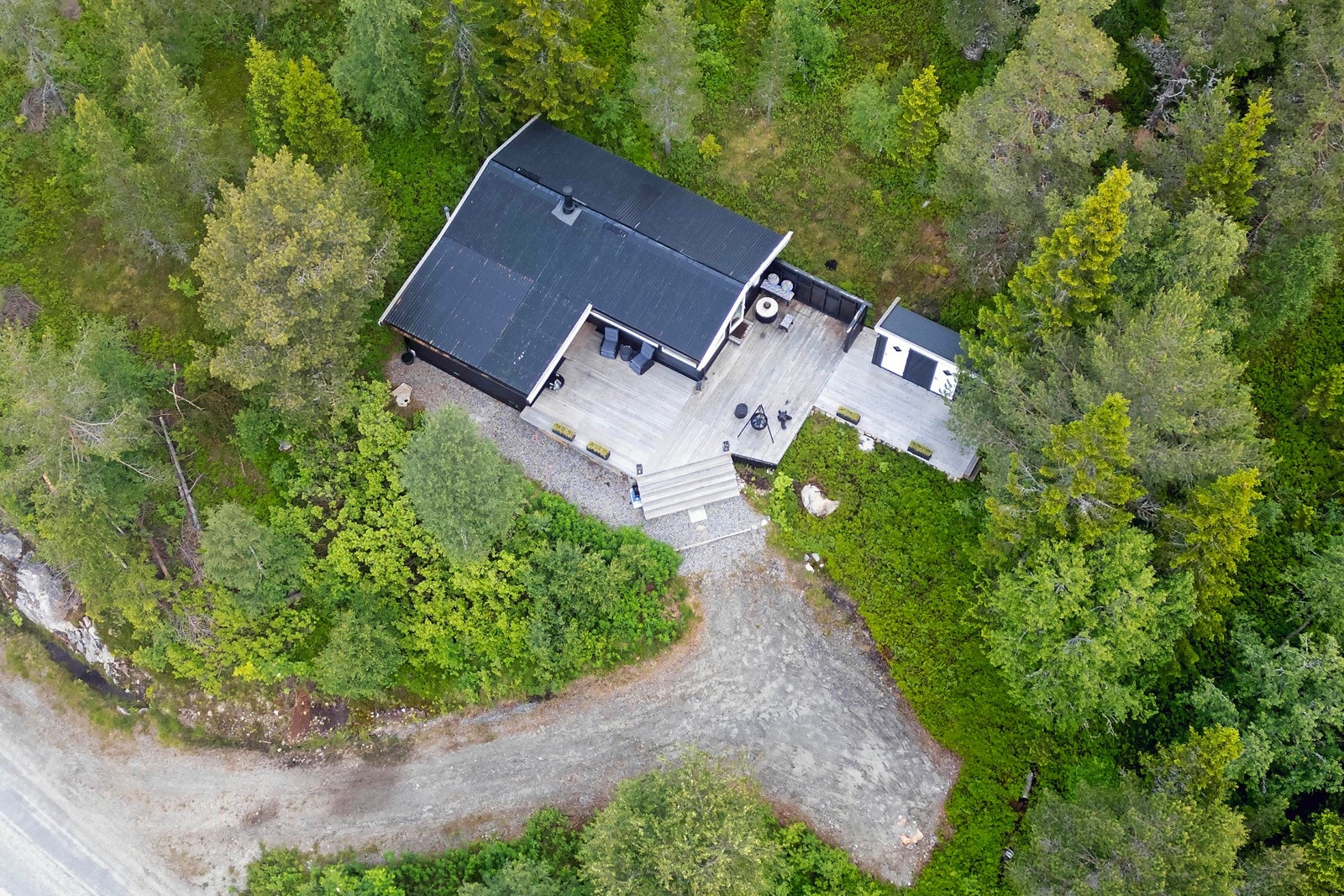 Hytta har en nydelig beliggenhet på Norefjells solside, nærmere bestemt Tempelseter i Eggedal kommune, drøye 2,5 timers kjøretur unna Oslo. Galleribilde