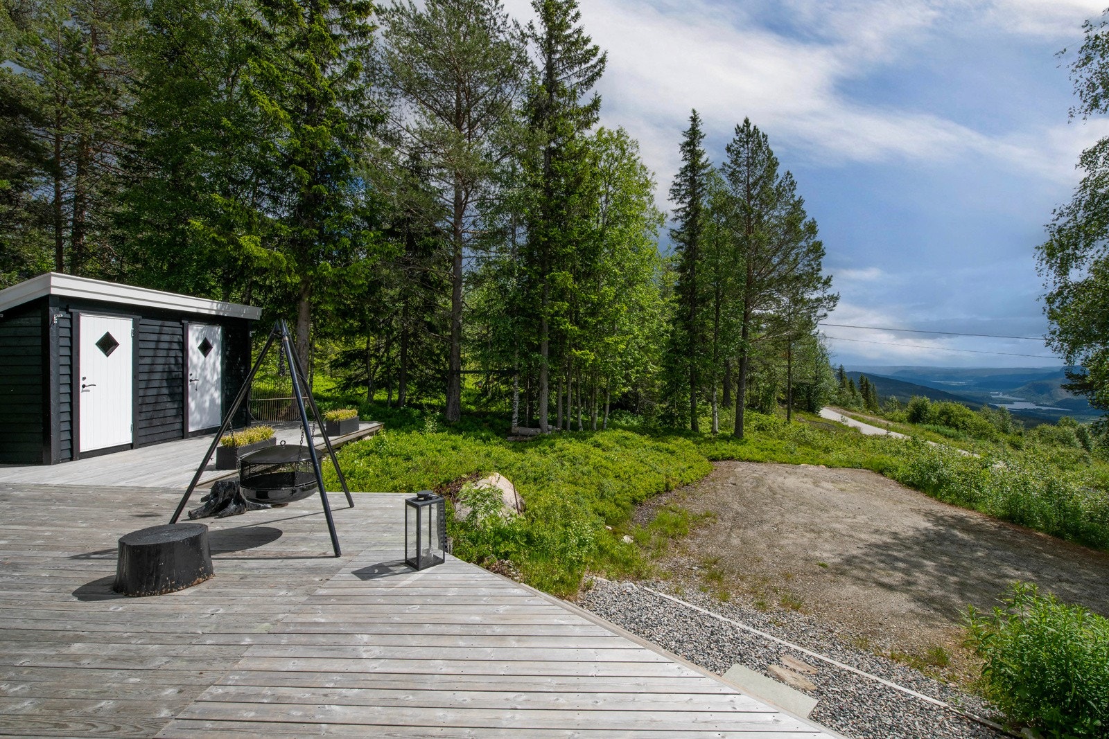 Ekstra lagringsplass finner man i et frittstående utehus. Galleribilde