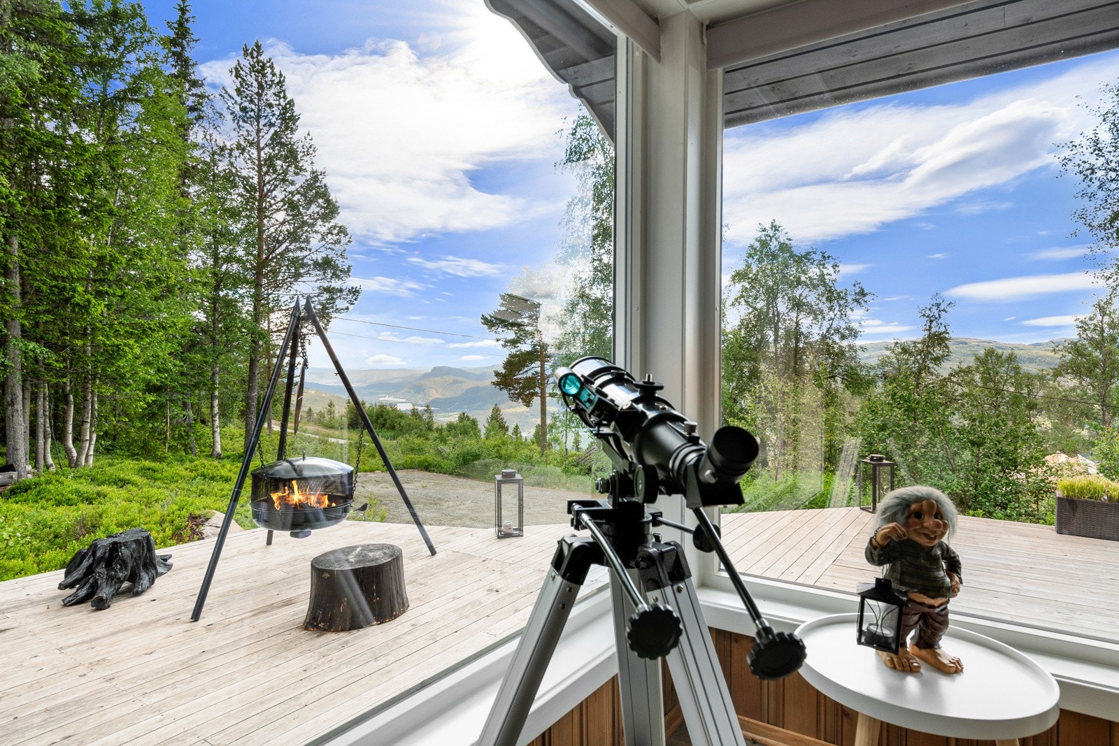 Det er godt med luft under mønet himling og fine lysforhold via vinduer på tre sider, i tillegg er det glassdør ut til den store, flotte terrassen. Galleribilde
