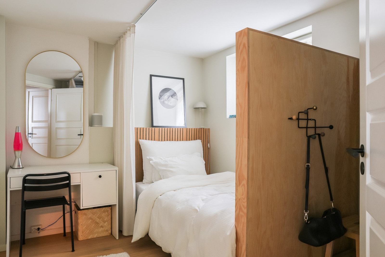 Soverom II med god plass til seng, pult og lagringsplass Galleribilde
