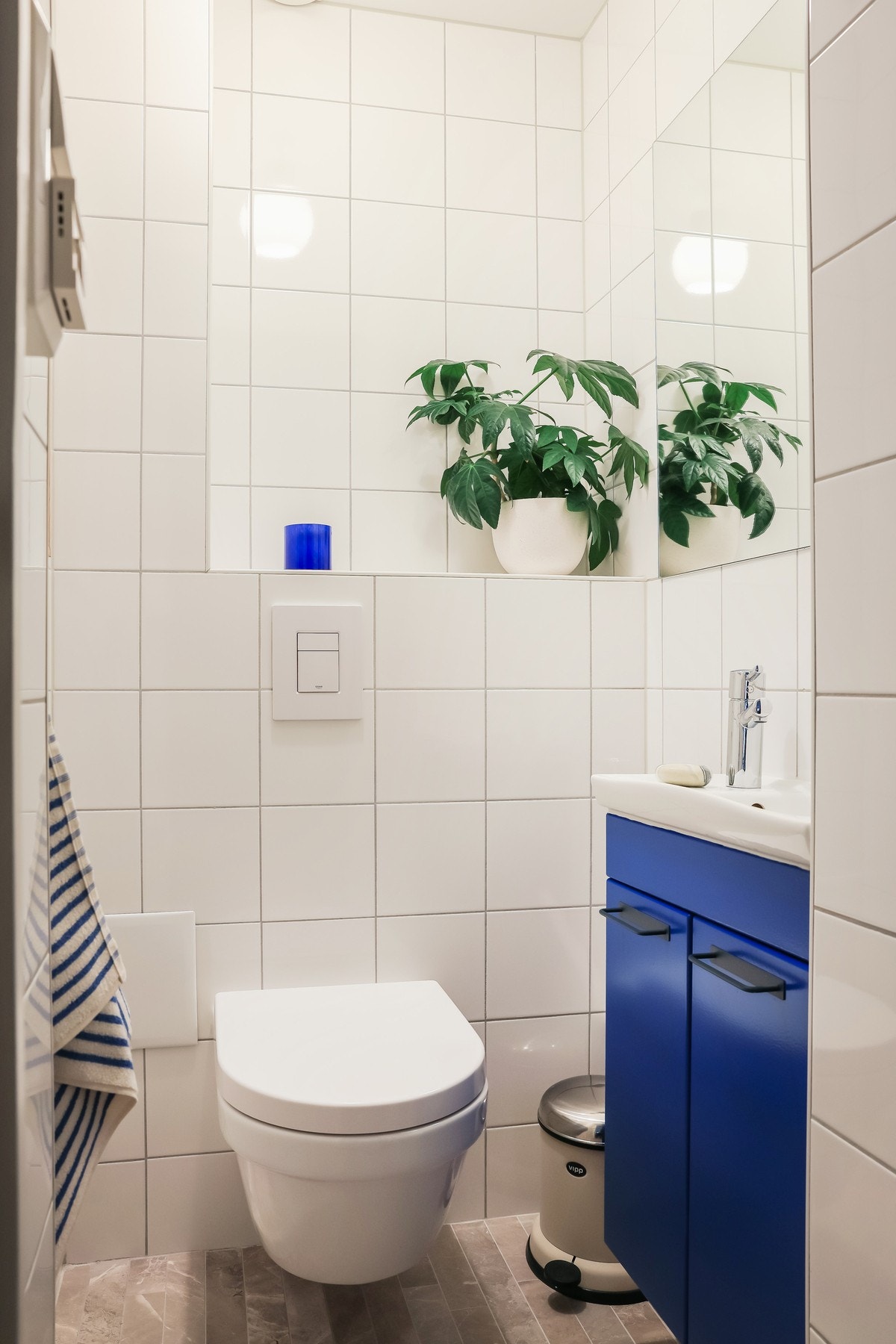 Separat toalett med wc og servant i første etasje Galleribilde