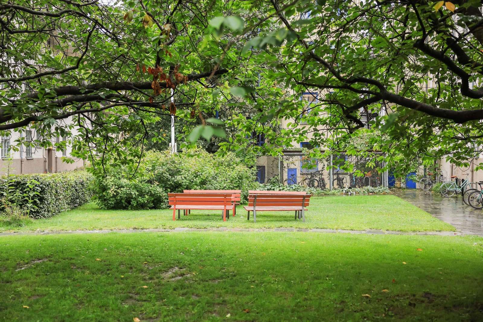 Bakgården har flere hyggelige sittegrupper Galleribilde
