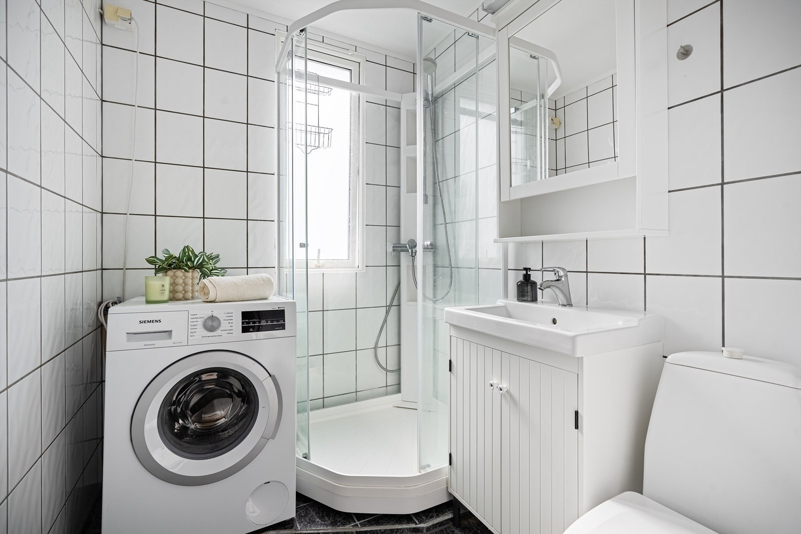 Badet er helfliset, hvor det ble satt inn et nyere dusjkabinett i 2019. Det inneholder forøvrig toalett, baderomsinnredning med speilskap over, samt opplegg for vaskemaskin. Galleribilde