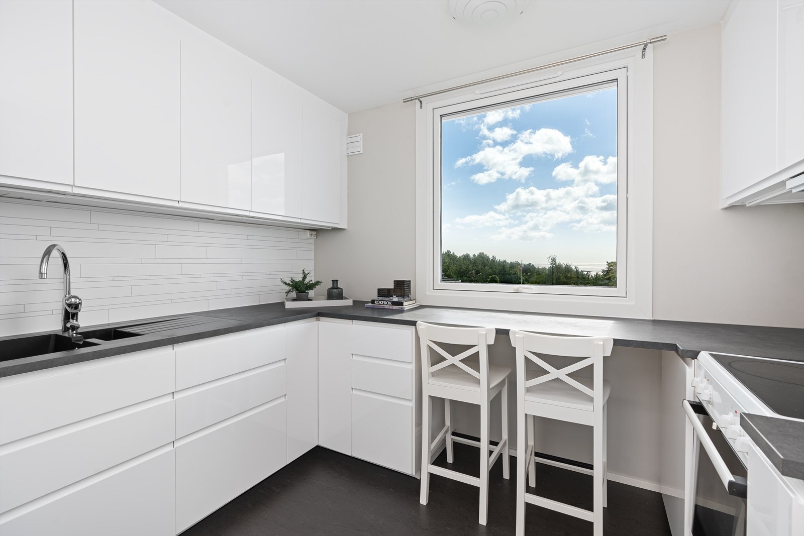 Kjøkkenet er fra Ikea med integrerte hvitevarer som oppvaskmaskin, samt avsatt plass til komfyr og kjøleskap med frysedel. Galleribilde