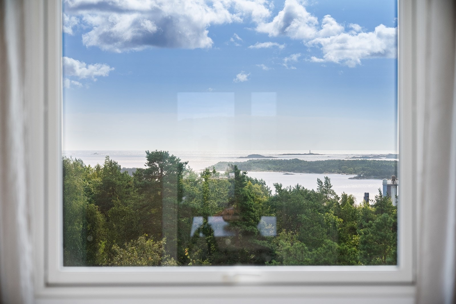 Nydelig sjøutsikt fra kjøkkenvinduet! Her kan du se både Oksøy Fyr og Grønningen Fyr. Galleribilde