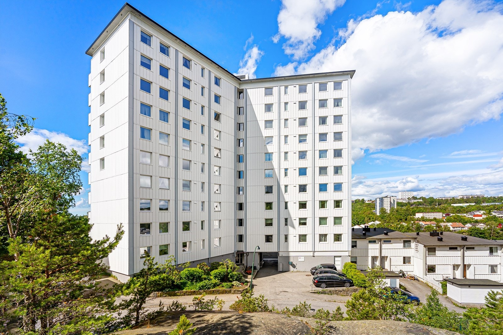 Leiligheten har en ypperlig beliggenhet i boligblokken, hvor heis tar deg opp og hjem til 4.etg. Det er callinganlegg, som slipper venner og familie enkelt inn i bygget. Tilhørende borettslaget er det felles sykkelbod, samt gjesteparkeringsplass like ved. Galleribilde