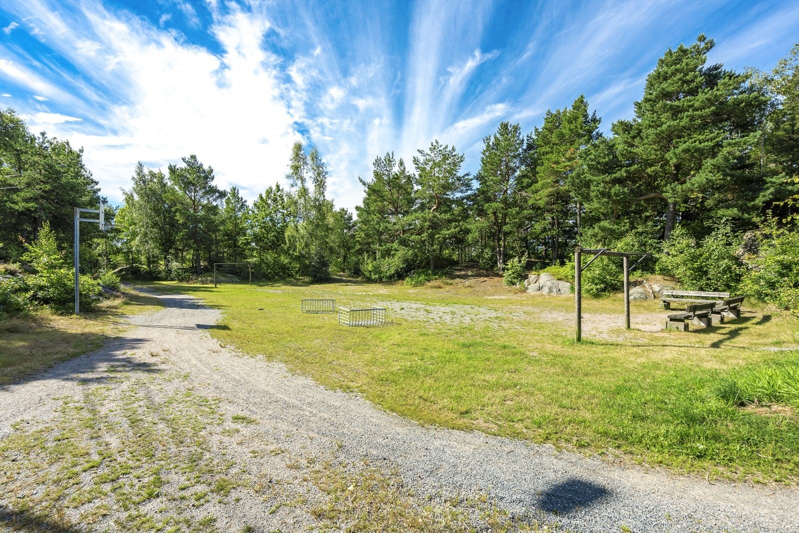 I nærområdet finner du både lekeplass, balløkke og tursti via Dueknipen til sentrum. Du har med andre ord flere flotte områder like utenfor ytterdøren. Galleribilde