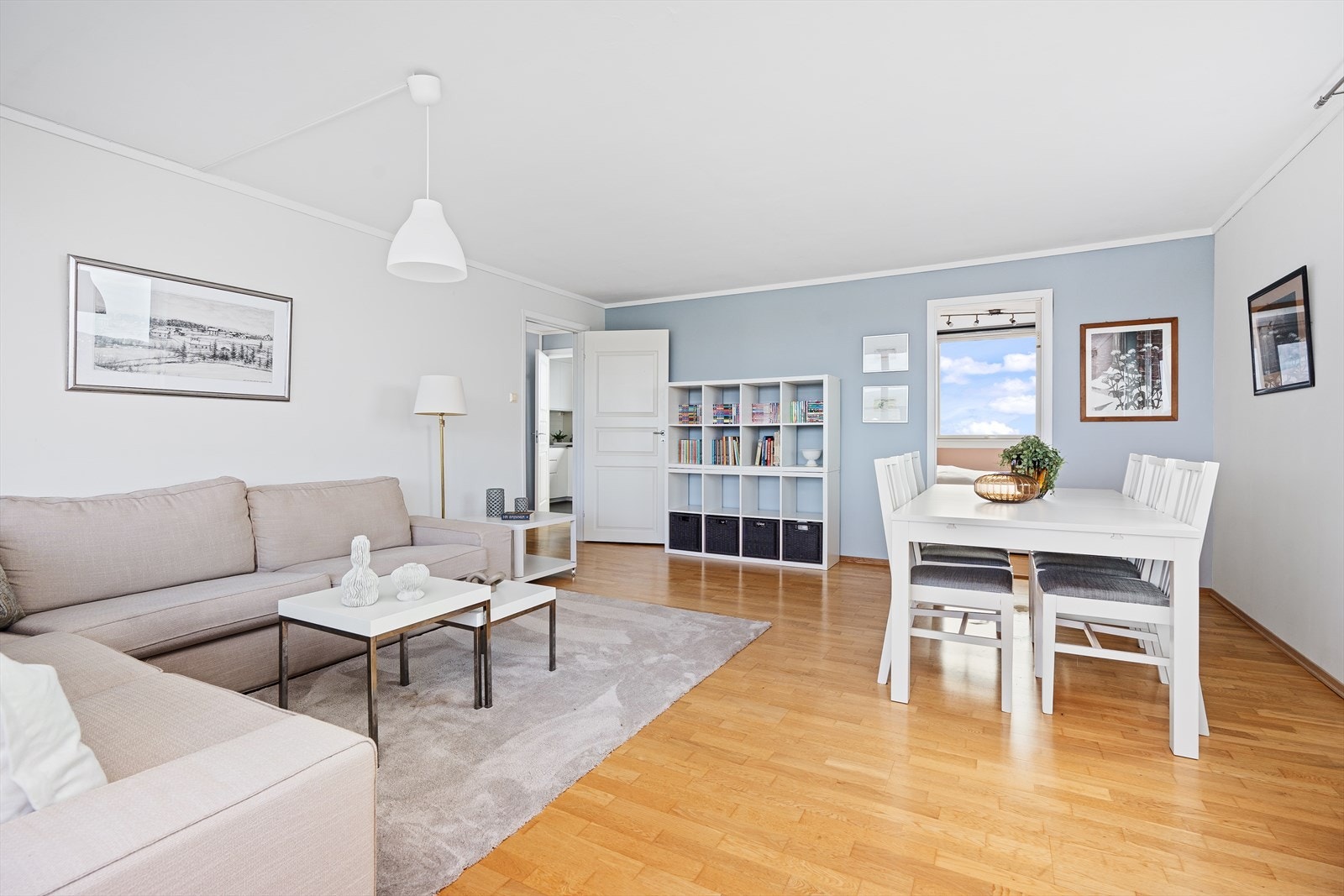 Leiligheten har en praktisk planløsning med hele 3 soverom, mellomgang, kjøkken og bad. I tillegg finner du en praktisk innvendig bod med tilkomst fra hovedsoverommet, samt ekstra bod i byggets 1.etg. Galleribilde