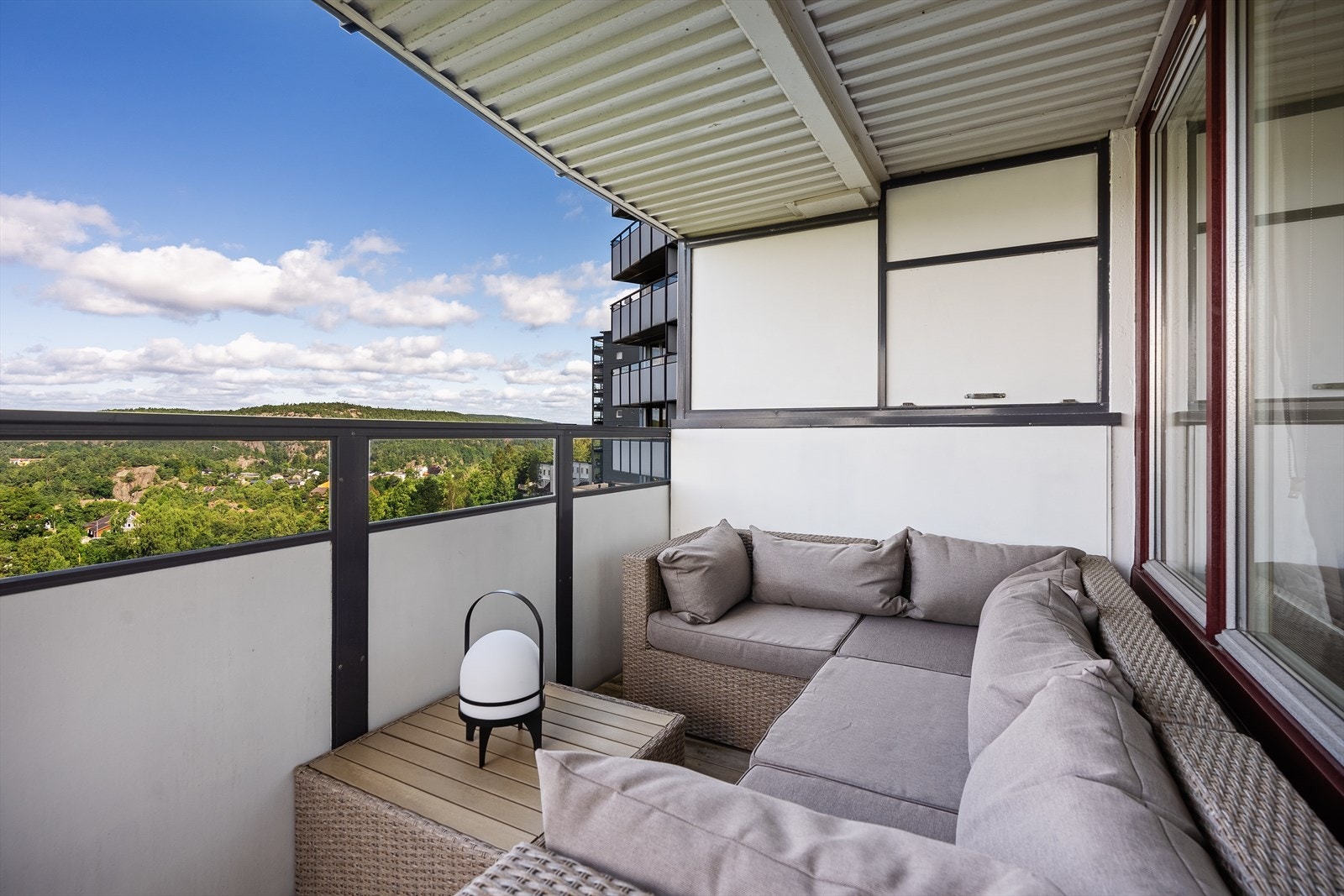 Balkongen er på ca 9 kvm., hvor du har plass til en sofagruppe om du vil. Den er overbygget som gjør at du kan forlenge sommersesongen noe da du sitter skjermet. Galleribilde