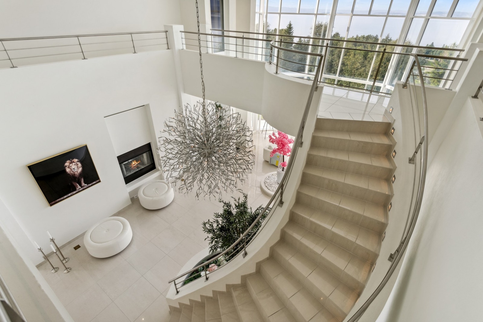 Trapperommet er elegant med flislagte trappetrinn og innfelt belysning. Galleribilde