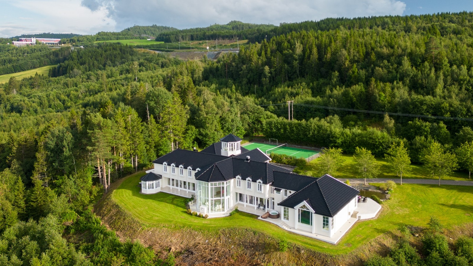 Tomten på drøye 4,4mål har utmerkede solforhold fra morgen til kveld. Galleribilde
